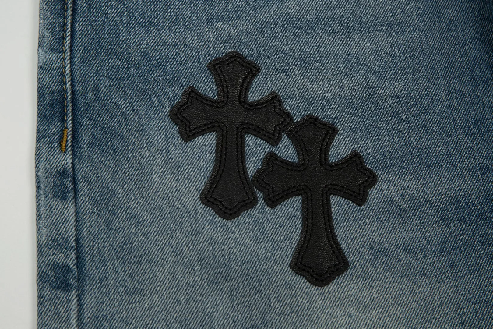 KE920#P180 The only correct leather label version on the market Chrome Hearts CH Cross embroidery distressed jeans Top ceiling quality 100% correct version The correct version is here!  Believe me this must be the best quality you will ever come across! ! Excellent value for money! !  Styles with different washes and textures are very friendly to people with thin legs and thick legs. The straight version is very flattering to the shape of the legs. The moderate length is timeless and easy to match. It is the basis of various styles and a must-have in the wardrobe! ! Add a little stacking to easily control the clean fit trend that has exploded this year. The fabric is stiff but also makes the upper body soft without losing texture. The sides and cuffs of some styles have a bone-wash effect. The vintage flavor pops up all at once. It’s really hard not to love it! ✅Correctly customize the Croxin metal leather label on the back panel. It is not sold directly with the cross on the finished jeans. 1:1 copying strives for excellence and the details are perfectly grasped. ✅The cross leather label is clear and smooth. Exquisite turning top craftsmanship. ✅Buttons, zippers and hardware are all customized versions of the Croxin LOGO. ✅High-cost washing process. Size: 28 30 32 34 36 (5 sizes)